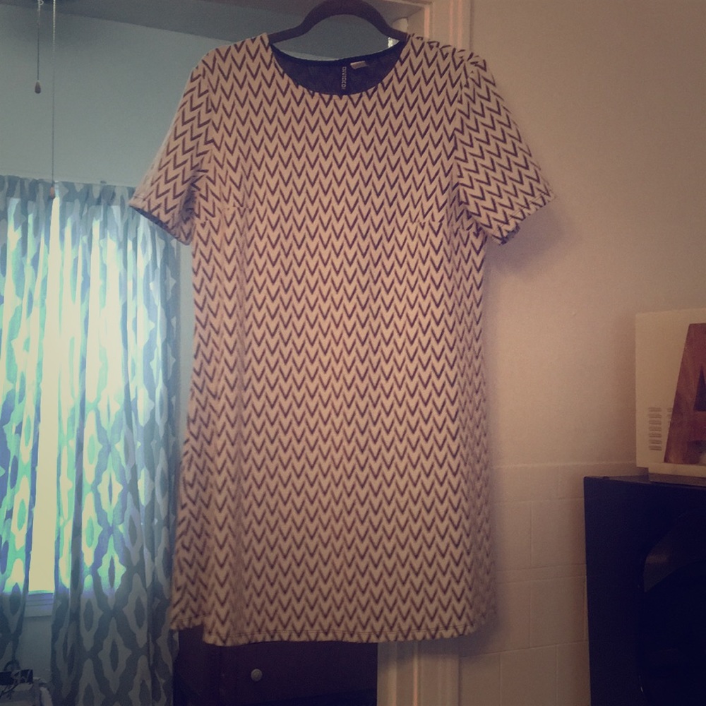 WORN ONCE. Black & white chevron cap sleeved dress